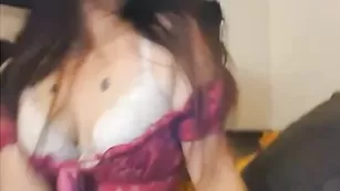 Зажигательная телочка Sexychelsie обрабатывает ротиком самотык