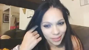 Зажигательная телочка Sexychelsie обрабатывает ротиком самотык