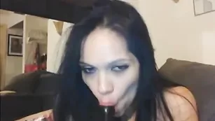 Зажигательная телочка Sexychelsie обрабатывает ротиком самотык