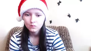 Молодая школьница Pretty_lori трахает анал пальчиком