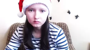 Молодая школьница Pretty_lori трахает анал пальчиком