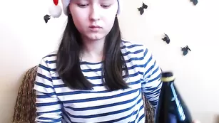 Молодая школьница Pretty_lori трахает анал пальчиком