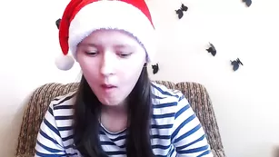 Молодая школьница Pretty_lori трахает анал пальчиком