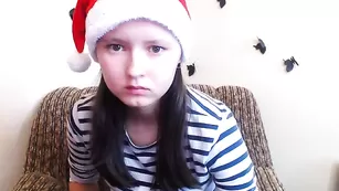 Молодая школьница Pretty_lori трахает анал пальчиком