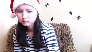 Молодая школьница Pretty_lori трахает анал пальчиком