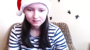 Молодая школьница Pretty_lori трахает анал пальчиком