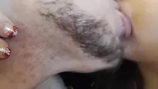 Красивая блонда Missnerdydirty отсасывает пенис