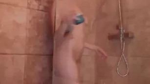 Темноволосая стерва Aalliyahh мастурбирует в душе