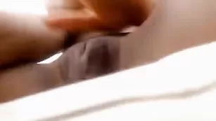 Привлекательная красотка DulceMoon ласкает половые губки