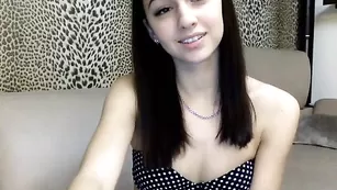 Красивая дама Yevheniia обнажает бритые дырки