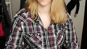Смазливая телочка Lauraa18 обнажает большие сиськи