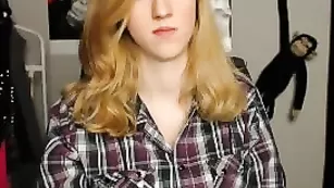 Смазливая телочка Lauraa18 обнажает большие сиськи