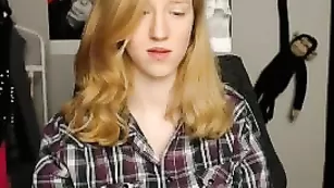 Смазливая телочка Lauraa18 обнажает большие сиськи