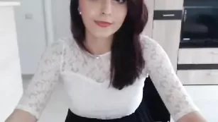 Порочная сучка Sandrahorny соблазняет милой внешностью