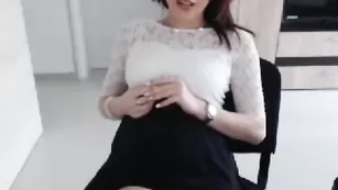 Порочная сучка Sandrahorny соблазняет милой внешностью