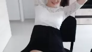 Порочная сучка Sandrahorny соблазняет милой внешностью