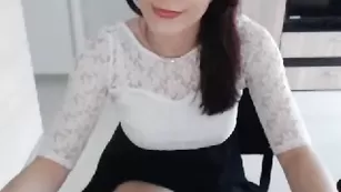 Порочная сучка Sandrahorny соблазняет милой внешностью