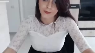 Порочная сучка Sandrahorny соблазняет милой внешностью