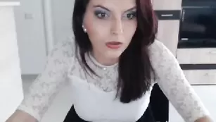 Порочная сучка Sandrahorny соблазняет милой внешностью