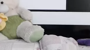 Saritabelle играет с розовым фаллоимитатором