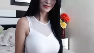 Saritabelle играет с розовым фаллоимитатором