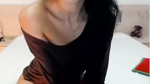 Восхитительная сучка Arealteaser теребит сисечки