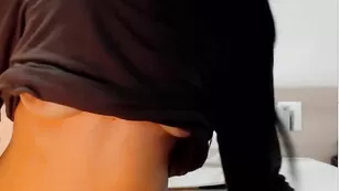 Восхитительная сучка Arealteaser теребит сисечки