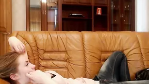 Сексуальная курва Awesomegirl38 показывает большие сиськи