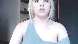 Сладкая куколка Alisoncraft смачно дрочит пизду