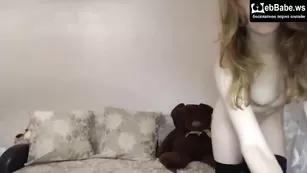 Обнаженная чикса HotToraley позирует на диване