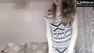 Обнаженная чикса HotToraley позирует на диване