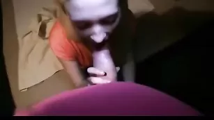 Блонда HornyCandy отсасывает и трахается