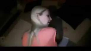 Блонда HornyCandy отсасывает и трахается