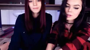 Сексуальные телочки Hottminx эротично целуются