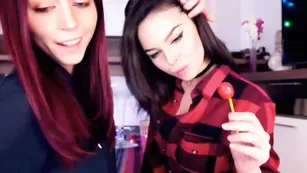 Сексуальные телочки Hottminx эротично целуются
