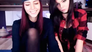 Сексуальные телочки Hottminx эротично целуются