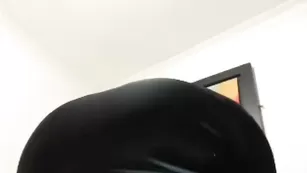 Блядская баба Evasinful2 показывает попку