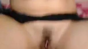 Озорная крошка Komsomolka1 ласкает волосатую пизду