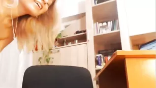 Шальная девка Nicoleevans26 пальчиками теребит пизду