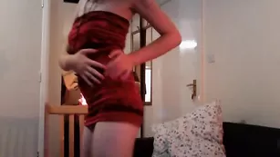 Тощая малышка Nikixmini заводит эротичным танцем