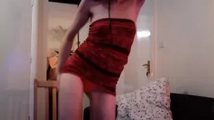 Тощая малышка Nikixmini заводит эротичным танцем