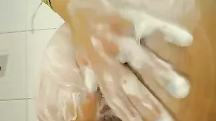 Развратная крошка CuteDoll1995 эротично дрочит в душе