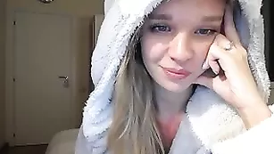 Развратная крошка CuteDoll1995 эротично дрочит в душе