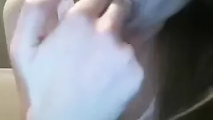 Озорная куколка Hettinger облизывает пальчики