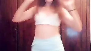 Молодая телочка WhiteBerry69 позирует во фри чате