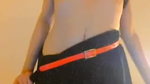 Плоская чикуля Noel888 показывает ягодицы