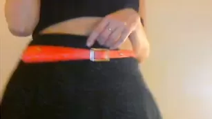 Плоская чикуля Noel888 показывает ягодицы