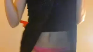 Плоская чикуля Noel888 показывает ягодицы