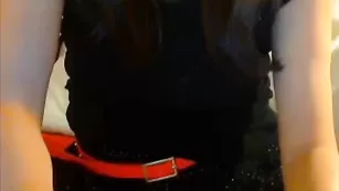 Плоская чикуля Noel888 показывает ягодицы