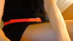 Плоская чикуля Noel888 показывает ягодицы
